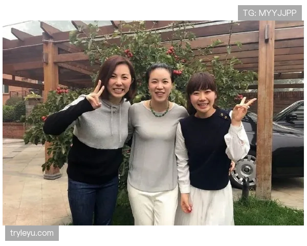 王楠退役后这生活也太爽了吧，天天带娃打高尔夫晒太阳